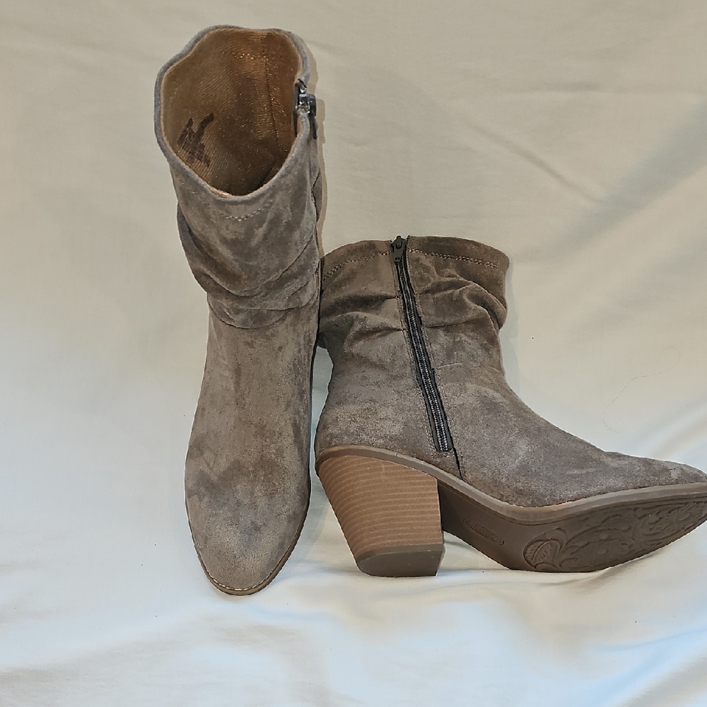 Stylish Taupe Heeled Boots